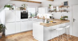 Kuechenstil Nobilia Novalux moderne Kueche Weiss mit Halbinsel