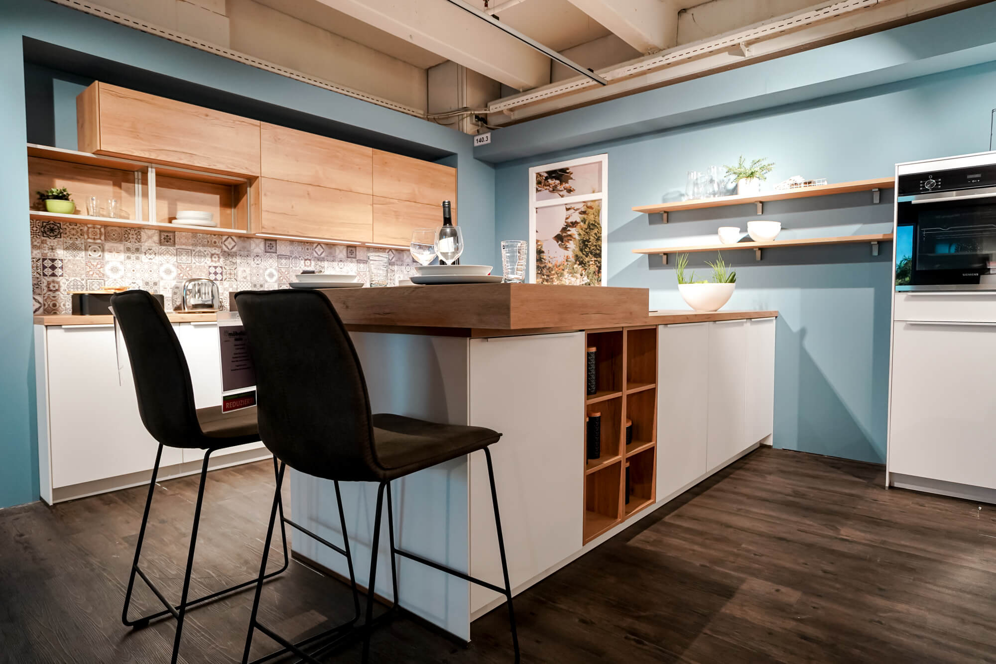 Kuecheninspiration Moderne Inselkueche mit Tresen Weiss matt