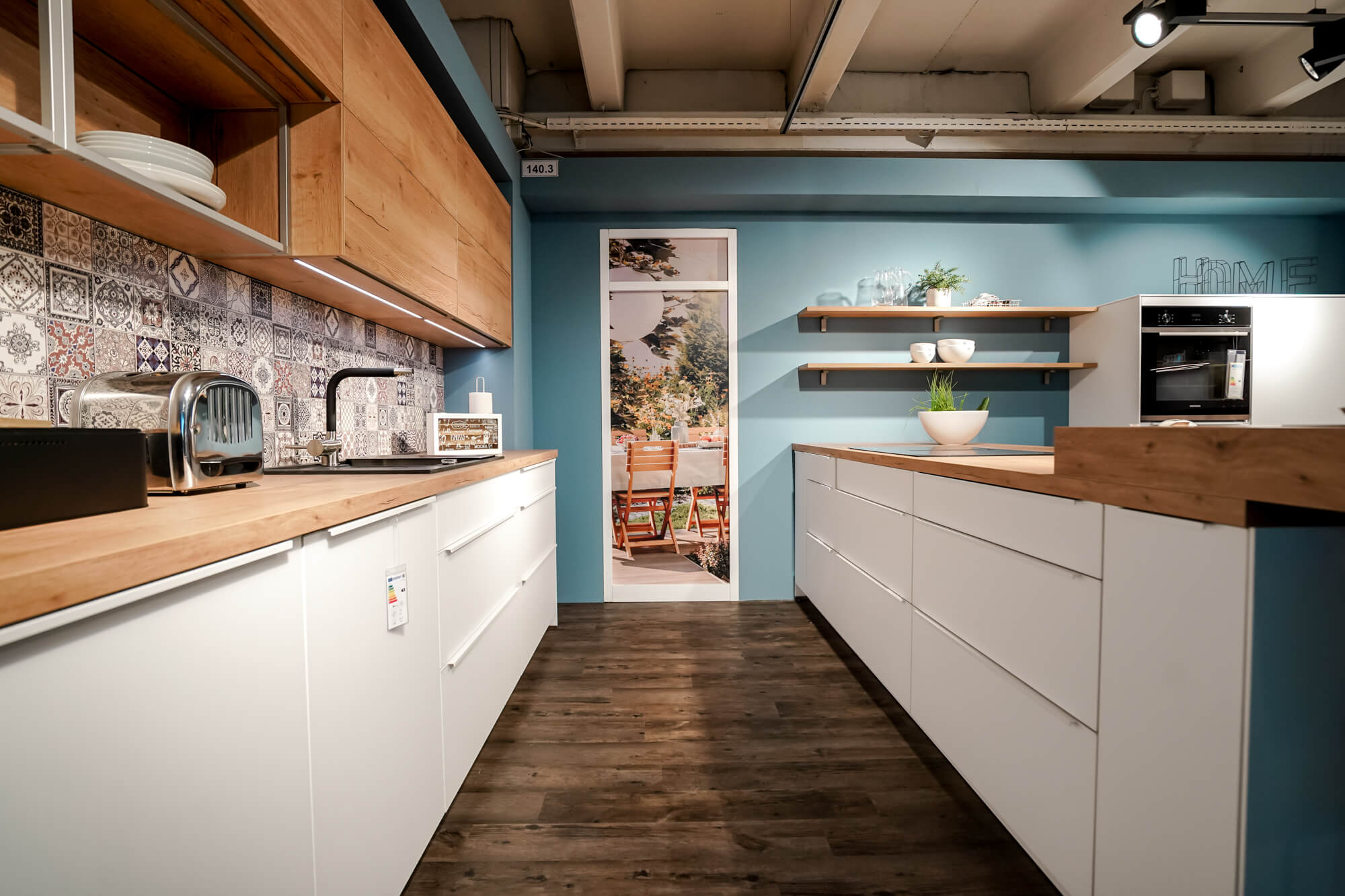 Weisse Kueche Moderne Inselkueche mit Tresen Weiss