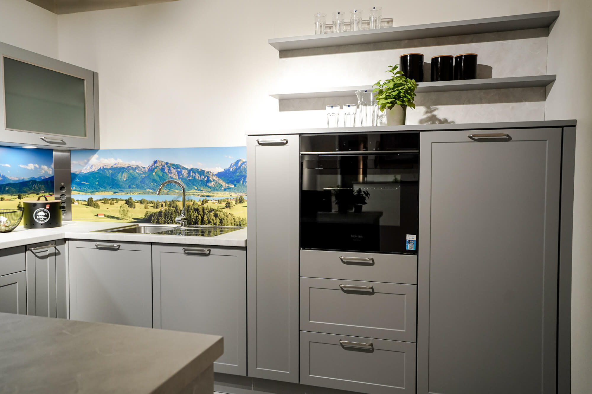 Kuechenstile Nobilia Landhauskueche U-Form grau matt