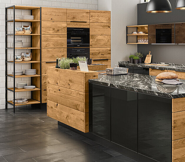 Decker-Design-Inselkueche-Massivholz-Glasfronten Lohnt sich eine Holzküche?