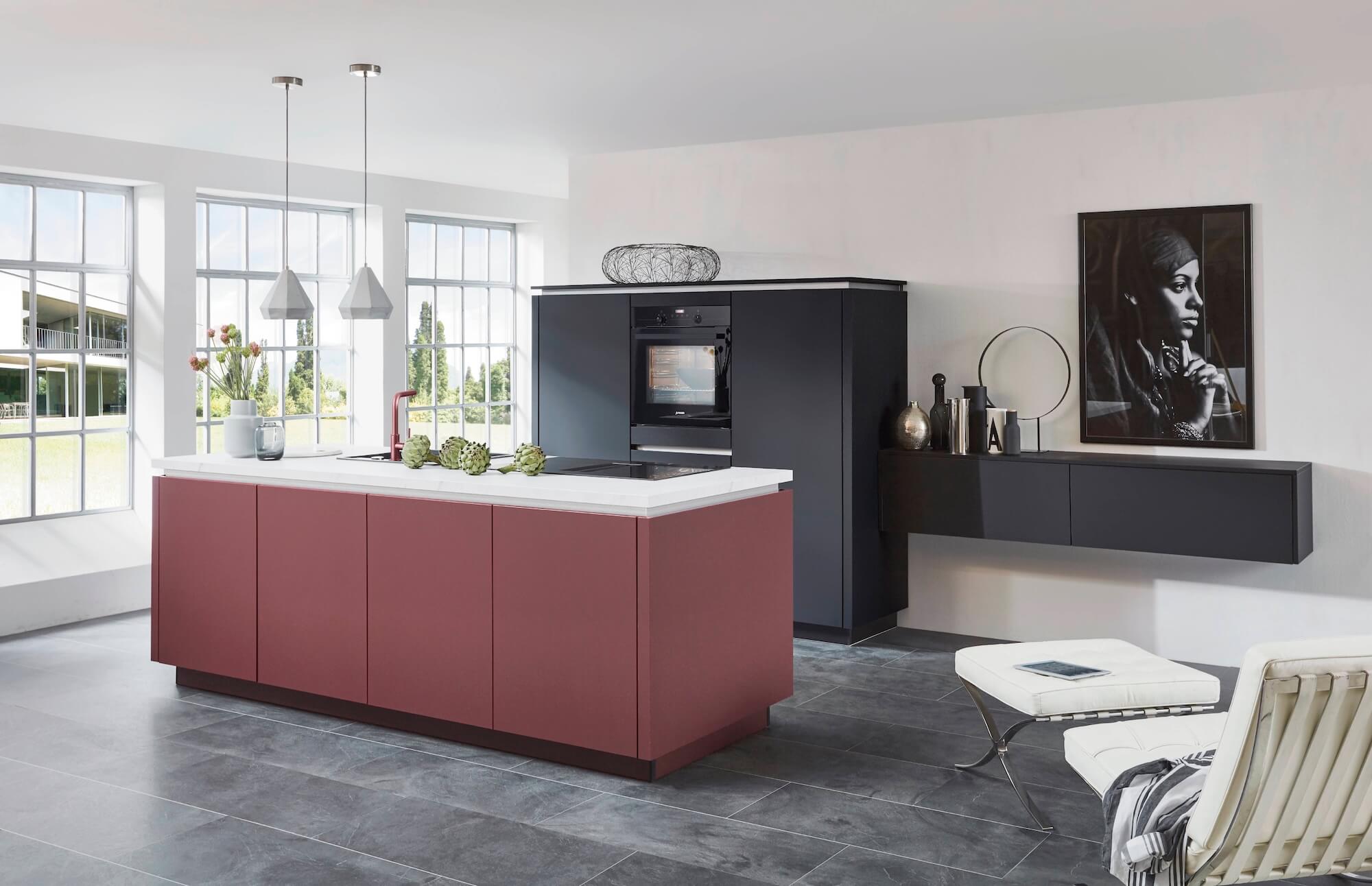 Nobilia Designküche mit Insel rostrot schwarzblau